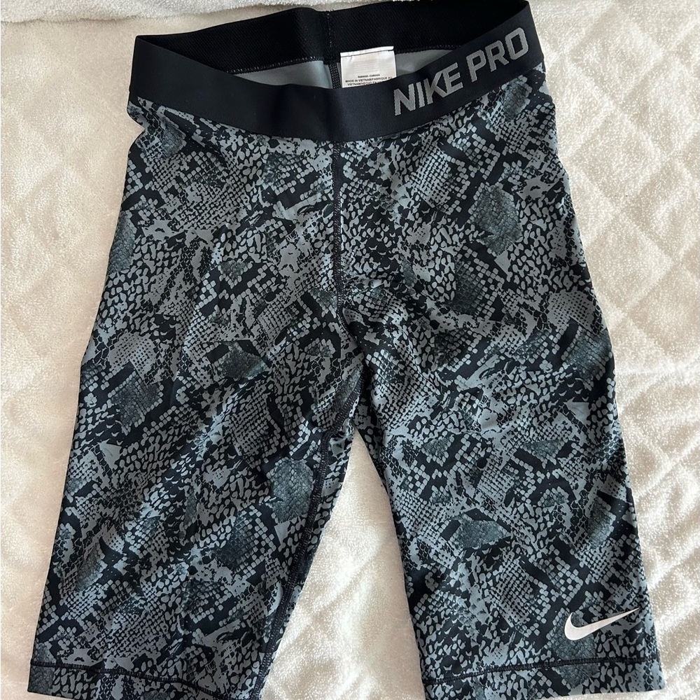 Nike Pro Dri-FIT Shorts Women’s Black and Gray Snake Print Size M  NWOT